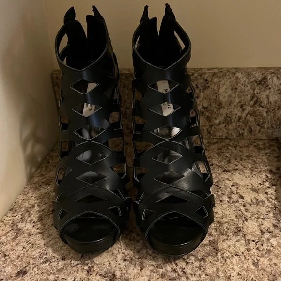 Vera wang top peep toe booties